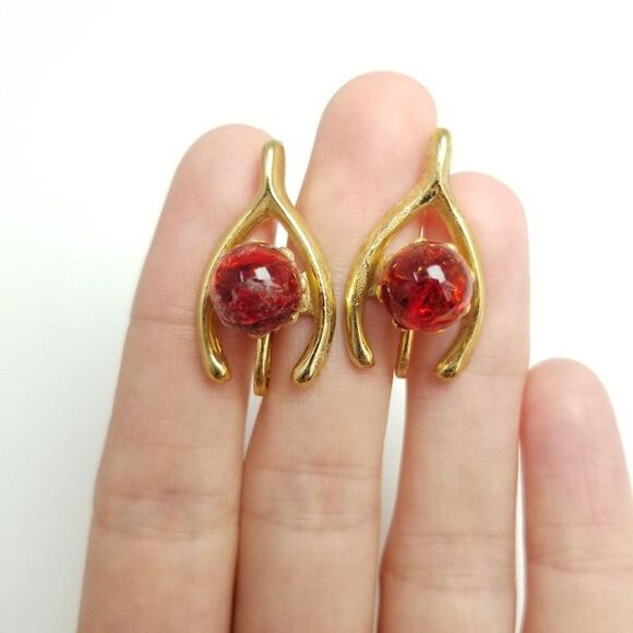 Vintage Wishbone and Red Bead Clip On Earrings, Screw Back Design, Gold Tone - Picture 5 of 5
